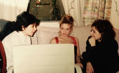 Director Amy Heckerling and actresses Alicia Silverstone and Brittany Murphy behind the scenes sitting and talking. 