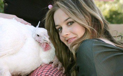 Alicia Silverstone with Tom the turkey during PETA'S 2006 Vegan Thanksgiving Roast.