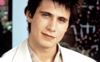 Clueless publicity shot of Jeremy Sisto as Elton dressed in a beige suit at prom.